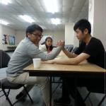 구석 어디선가에서 팔씨름 대회가?